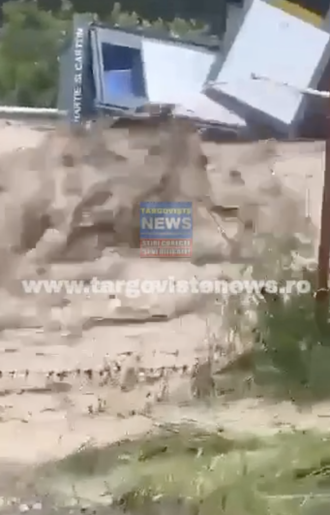 VIDEO – Inundațiile au făcut prăpăd în comuna Runcu. Puhoaiele au blocat drumul